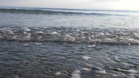 HD waves breaking onto the sandy shore, Wales 库存影片 185660634
