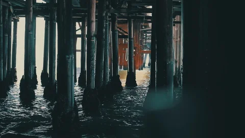 HD - Waves Crashing Underneath Santa Monica Pier Boardwalk 库存影片 128936083