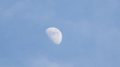 HD White moon with cloud moving in sunny day Stockbeeldmateriaal 162631097