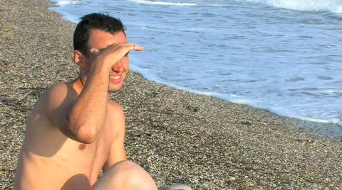 HD young guy sitting on the beach  Stock-Footage 479616
