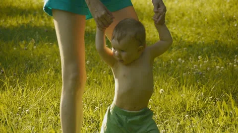 HD720p50 First steps of the child in the garden. 스톡 동영상 25510752