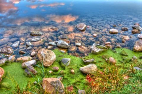 Hdr of river edge rocks Foto stock