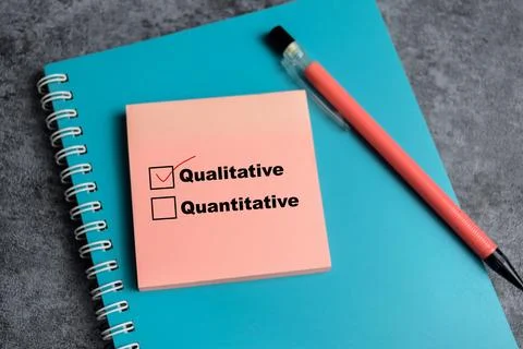He is choosing between qualitative and quantitative write on sticky notes Foto stock