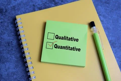 He is choosing between qualitative and quantitative write on sticky notes Foto stock