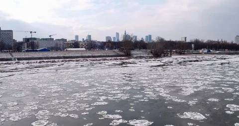He drone rises over the Vistula, on which thousands of pieces of ice float. Video stock 107621795