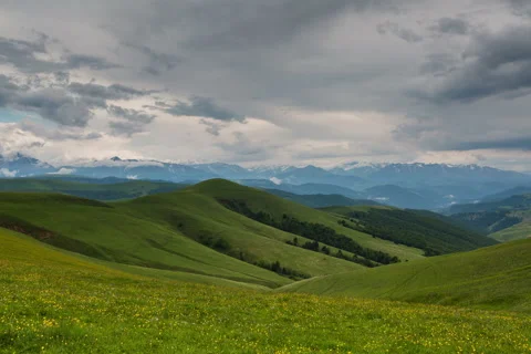 He formation of storm clouds over the mountains. Vidéo 52774973