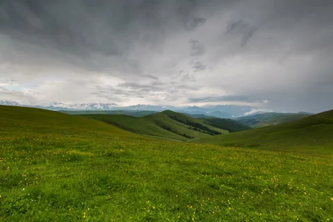 He formation of storm clouds over the mountains. Stock-Footage 52775797