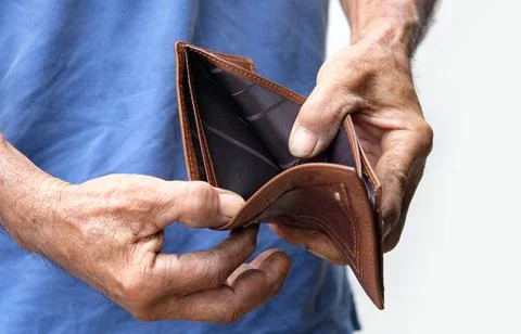 He hand of the elderly, he opened the bag, no money in the wallet, poverty .. Stock Photos