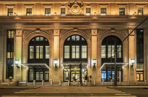 He illuminated facade of Moynihan Train Hall in New York City. Stockfoto's