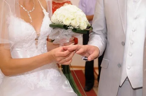 He put the wedding ring on her 스톡 사진