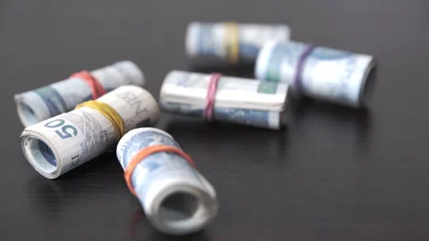 He throws money bound with a rubber band on the table. A roll of banknotes. Vídeo Stock 240559782
