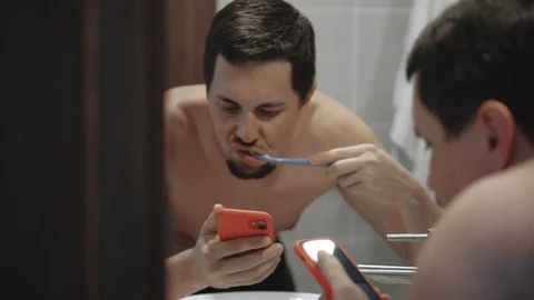 He using smartphone everywhere 스톡 동영상 128320834