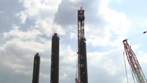 He worker controls the installation of the equipment on the construction site. Video stock 102363899