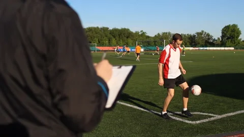 Head coach looking at player Stock-Footage 91421194