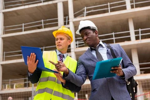 Head of construction and representative of developer are discussing documents Foto stock