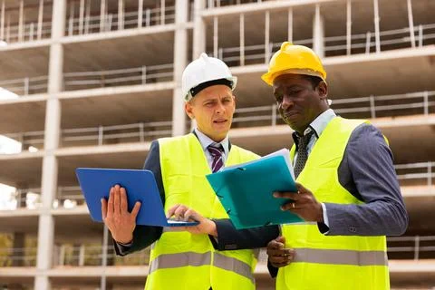 Head of construction and representative of developer are discussing documents Foto stock