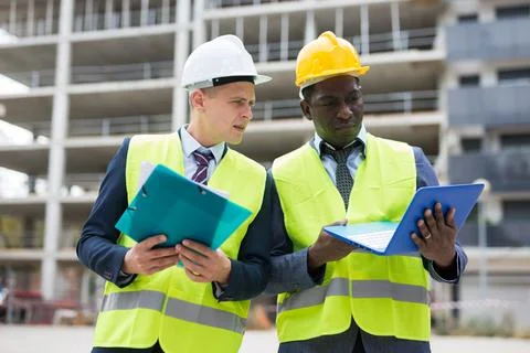 Head of construction and representative of developer are discussing documents Foto stock