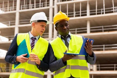 Head of construction and representative of developer are discussing documents Foto stock