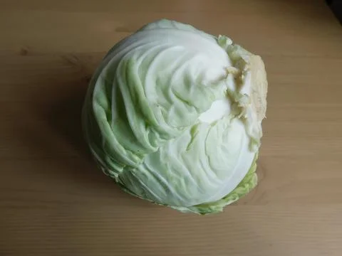 A head of fresh white cabbage on the table. Foto stock