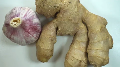 The head of garlic and ginger root rotate in 4K. Video stock 132773299