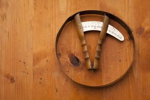 Head meter hatmaker tools craft concept on wooden texture Fotos de archivo