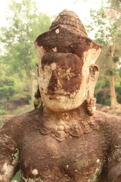 The head of one of the stone giants lined up on the bridge leading to the Pra Foto stock