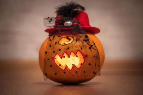 Head from pumpkin in a hat with one eye on Halloween holiday Stock-Fotos