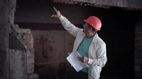 A Head Sets The Task Of Builders 1 動画素材 30108259