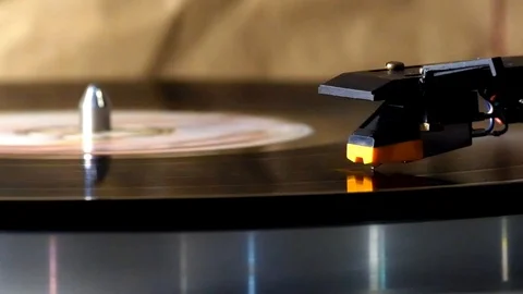 Head-shell cartridge is on a rotating vinyl record 스톡 동영상 101701452