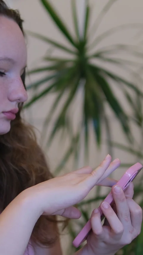 Head shot addicted to technology young teen girl using smart phone applications Vídeos de archivo 273506389