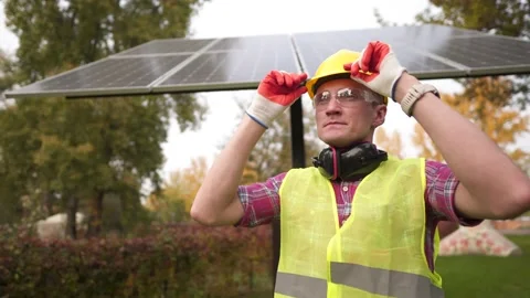 Head of sun project, wearing hard hat in front of solar panels and walks talking Vidéo 221320153