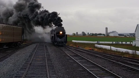 Head on View of a Steam Locomotive Pulling Freight Pulling into Yard 動画素材 124435996