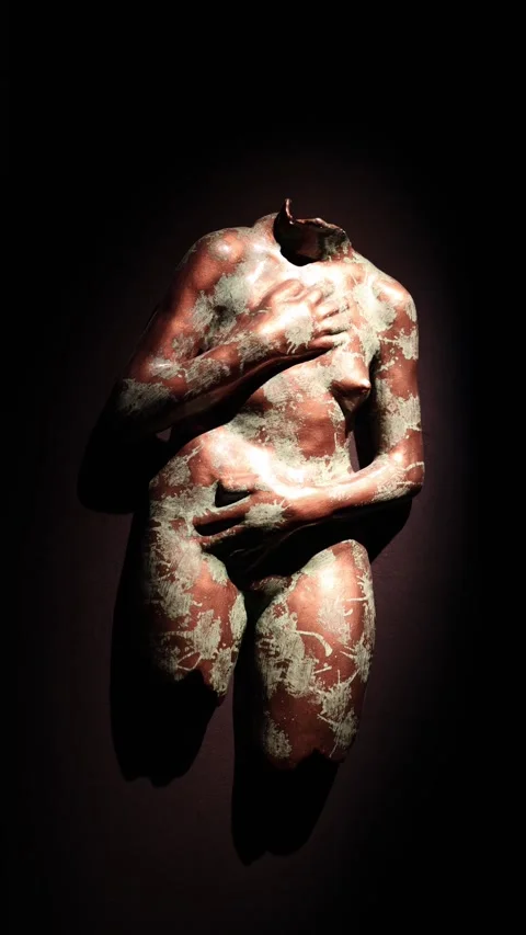 Headless human torso sculpture Video stock 331233061