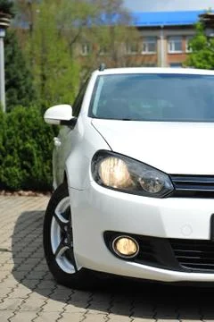 Headlight of the main light of the white car, close-up. Foto stock