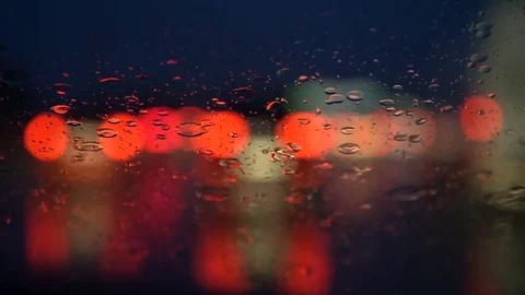 Headlights through the wet window of a car 動画素材 78603478