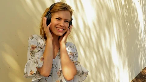 Headphone beauty 스톡 동영상 107603147