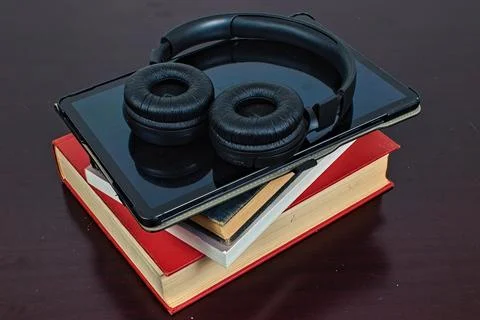 Headphones and Tablet on Stack of Books Foto stock