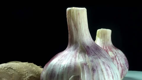 The heads of garlic and ginger root rotate Stock Footage 132814211