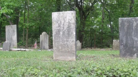 Headstones in a Massachusetts graveyard, low angle pass Vidéo 5704654