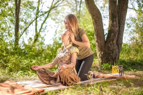 Healer impliments her massage abilities in nature. Foto stock