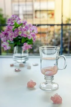 Healing elixir is being created with the energy of rose quartz stones Stockfoto's