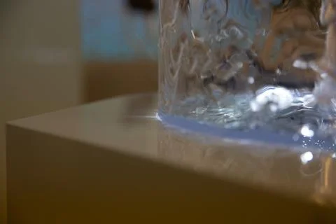 Healing water waves circulate inside acrylic polycarbonate aqua wall panels Stock-Fotos