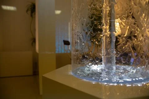 Healing water waves circulate inside acrylic polycarbonate aqua wall panels Foto stock