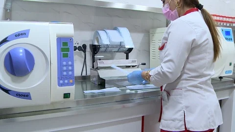 Health workers pack tools 스톡 동영상 101358990