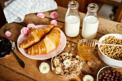 Healthy breakfast with different types of breakfast cereal with honey marmala Foto stock