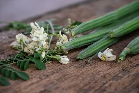 Healthy drumstick pods vegetable and leaves. Moringa Oleifera with leaves o.. Foto stock