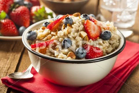 Healthy homemade oatmeal with berries Stock Photos