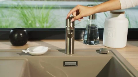 Healthy Kitchen Hygiene: checking fresh water temperature under running water 動画素材 122363020