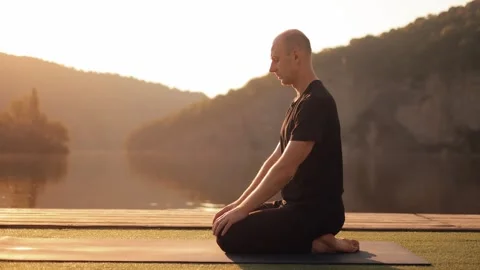 Healthy man exercising on beach, practicing  tai chi yoga. Video stock 246559252
