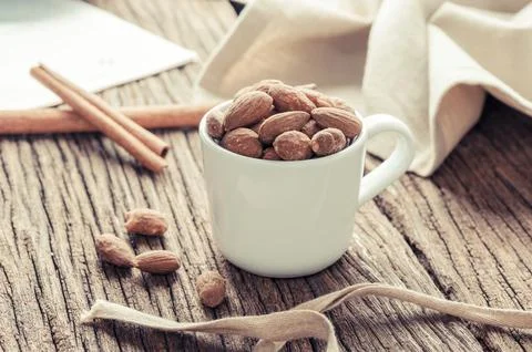 Heap of almonds Foto stock